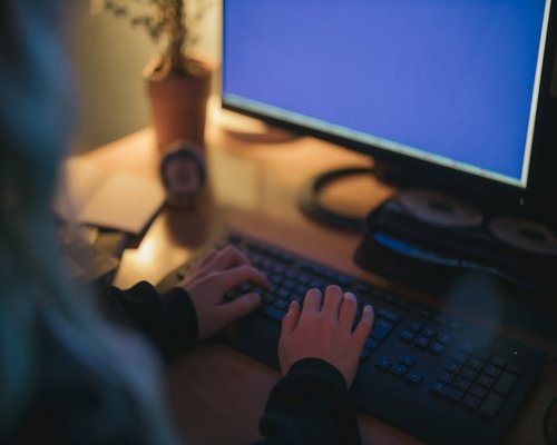 A person working from home at a clean, well-lit desk setup in a Chilean apartment